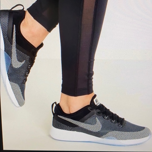 Nike zoom dynamic trainers. Black, white, and grey - Picture 1 of 11